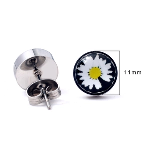 Détail macro de boucles d'oreilles marguerites en acier inoxydable 11 mm avec motif floral