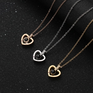 Trois colliers de projection cœur en or, argent et or rose avec chiffres romains