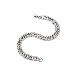Détail d'un bracelet gourmette argenté avec fermoir mousqueton en acier inoxydable poli