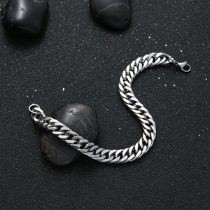 Bracelet gourmette poli en acier inoxydable argenté sur galets noirs mats