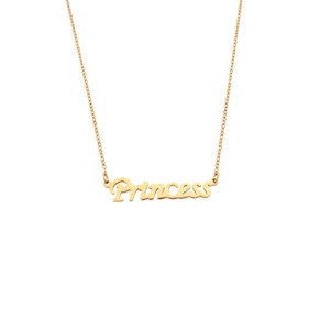 Détail du pendentif lettre Princess en or 18K avec une élégante chaîne croisée polie
