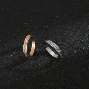 Bagues éternité étincelantes en acier inoxydable or rose et argent pour couples
