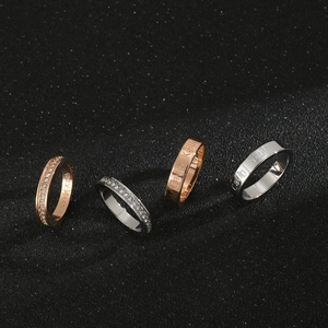 Fond étoilé scintillant avec quatre bagues en acier inoxydable poli en or et argent