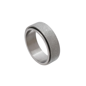Détail d'une bague rotative argentée avec finition givrée et anneau en acier inoxydable
