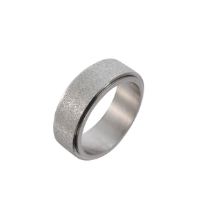 Détail de la surface mate givrée et des bords intérieurs polis sur une bague rotative en titane