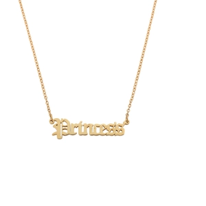 Détail macro du collier pendentif Princess doré de style gothique avec chaîne fine