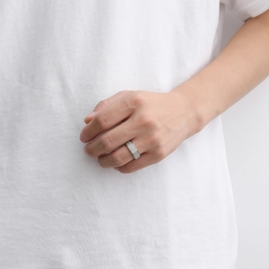 Bague rotative en acier titane argenté mat pour homme portée à l'index, style épuré