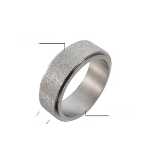 Détail macro de la bague rotative en titane 8mm avec une texture givrée