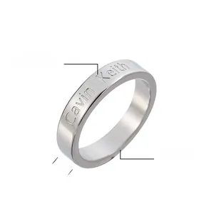 Détail de la bague en acier titane argenté poli montrant la largeur de 4,5 mm et logo
