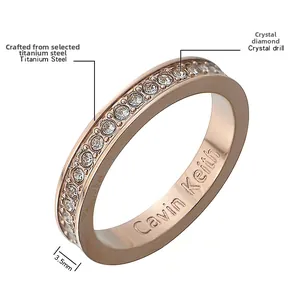 Vue macro d'une bague en acier titane or rose 3,5 mm avec cristaux et gravure intérieure