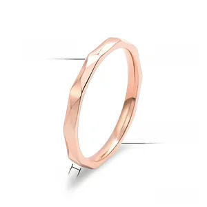 Vue macro d'une bague facettée de 2mm en acier titane or rose à texture géométrique