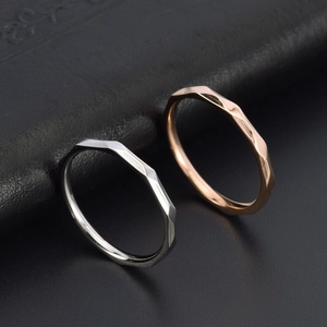 Bagues minimalistes de 2mm en acier titane taillé diamant en argent et or rose