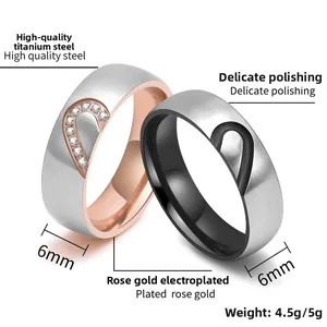 Détail des bagues de couple cœur de 6mm en acier titane avec finition brossée et cristal