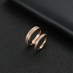Vue macro de la bague en or rose mat avec anneau intérieur poli sur cuir noir