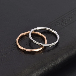 Bagues minimalistes en acier titane 2mm en or rose et argent sur cuir noir élégant