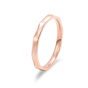 Bague minimaliste de 2 mm en titane or rose avec surface facettée géométrique