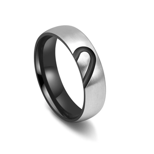 Bague en acier brossé avec motif demi-coeur, intérieur noir et finition mate