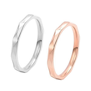 Détail de bagues 2mm en acier titane avec coupe diamant en finitions argent et rose gold