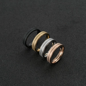 Ensemble de quatre bagues en acier inoxydable mat en noir, or, argent et or rose
