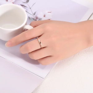 Bague élégante de 2mm en acier titane or rose facetté pour femme au style géométrique