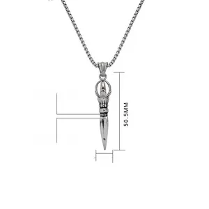 Vue détaillée du pendentif Vajra en acier inoxydable mesurant 50,5 mm sur 11 mm