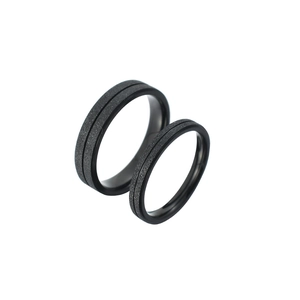 Bagues de couple minimalistes en acier titane noir mat avec finition sablée et rainure