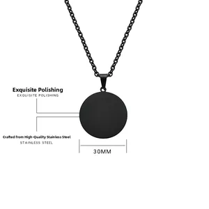 Dettaglio di un ciondolo tondo nero da 30mm in acciaio inossidabile lucido