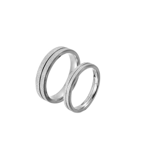 Bague Minimaliste en Acier au Titane Givré pour Hommes Femmes Design Sablé Rainuré Bague Unisexe Électroplaquée Mode