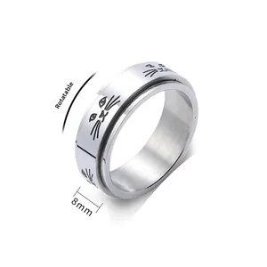 Détail de la bague chat rotative de 8 mm en or rose avec anneau en acier tournant