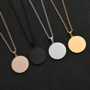 Collane con ciondoli tondi in acciaio inossidabile oro, argento, nero e oro rosa lucido