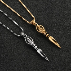 Détail des pendentifs Vajra dorés et argentés sur cuir avec chaînes box