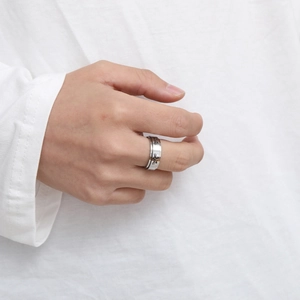 Bague rotative chat en acier inoxydable argenté portée au doigt avec gravure minimaliste