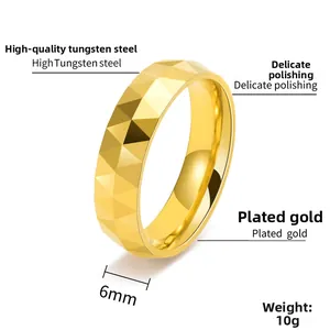 Détail d'une bague facettée en tungstène doré de 6mm avec une finition polie