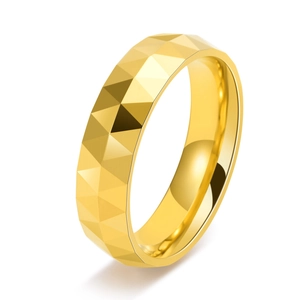 Gros plan sur la bague en tungstène dorée montrant la texture géométrique facettée en diamant
