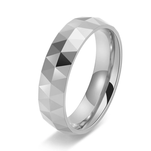 Bague pour homme en tungstène argenté avec facettes géométriques et intérieur poli