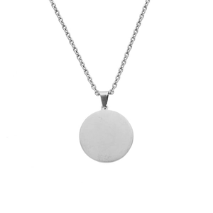 Dettaglio di un ciondolo rotondo in argento lucido con una sottile catena a maglie su sfondo bianco