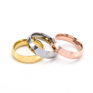 Bague en acier tungstène pour hommes avec finition facettée géométrique en or et argent