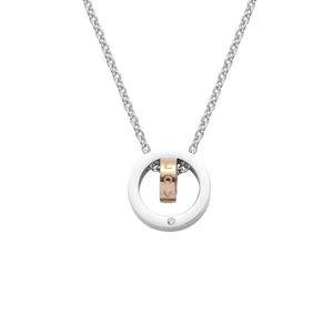 Détail du collier double anneau avec gravure LOVE et cristal incrusté en finition or rose