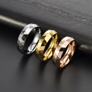 Bagues en acier de tungstène argenté, doré et or rose avec coupes géométriques facettées