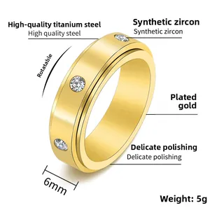 Détail d'une bague rotative en titane doré 6mm avec finition brossée et trois zircons