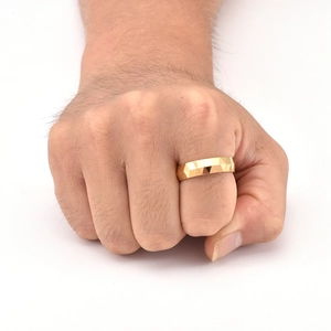 Vue détaillée d'une bague en tungstène dorée à facettes géométriques pour homme