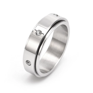 Vue détaillée d'une bague tournante argentée avec anneau mobile et trois pierres de zircone