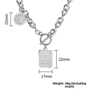 Détail du collier en acier titane avec fermoir OT, pendentifs circulaires LOVE et rectangulaires