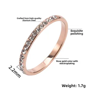 Detail eines 2,2 mm Roségold-Titanrings mit einer einreihigen weißen Zirkon-Einlage