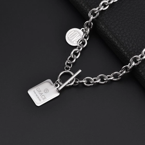 Collier en acier titane argenté avec boucle OT et pendentif carré gravé GRACE