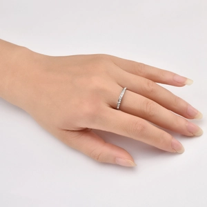 Minimalistischer Eternity-Ring in Silber mit funkelnden Diamanten am Finger