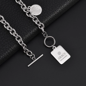 Collier en acier titane avec boucle OT et breloques carrées sur fond de cuir noir