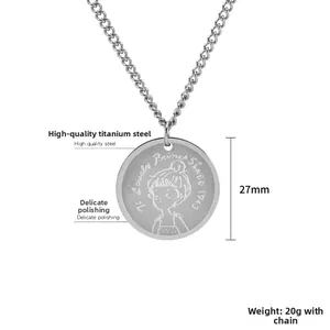 Detail van 27mm zilveren titanium stalen hanger met De Kleine Prins gravure en 1943 tekst