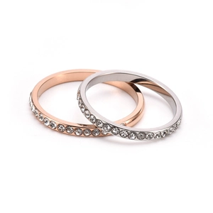 Minimalistische stapelbare Eternity Ringe in Roségold und Silber mit Kristallbesatz