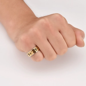 Détail de la bague rotative avec motifs soleil lune étoile en or et argent